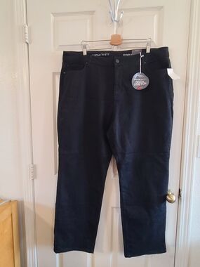 Avenue Denim Women's Straight Leg Jeans in Black NWT size 22